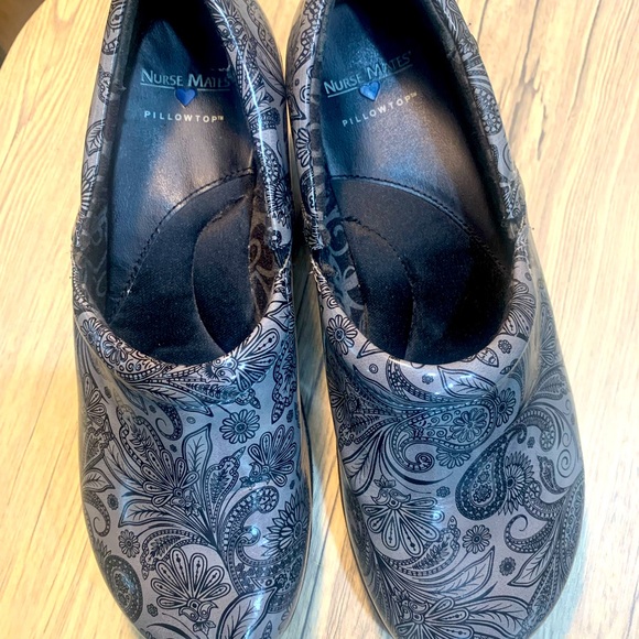 Nurse Mates BRYAR Pillow Top Clogs Black Dark Grey Paisley
Patent Size 10 Wide - Picture 8 of 16